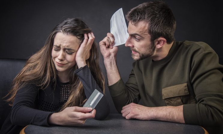 Сначала муж забрал все деньги: «Зачем тебе сумки носить?» Чем опасно, когда уговорили не работать и сидеть дома