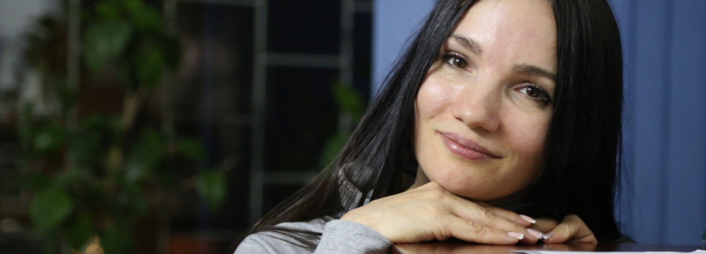 «Дочь в школе обозвали бомжом — узнали, где живем». Семья с пятью детьми ютится в общежитии с тараканами