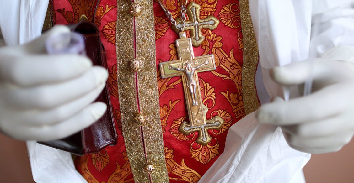 Как священник на кислороде двух корейцев крестил