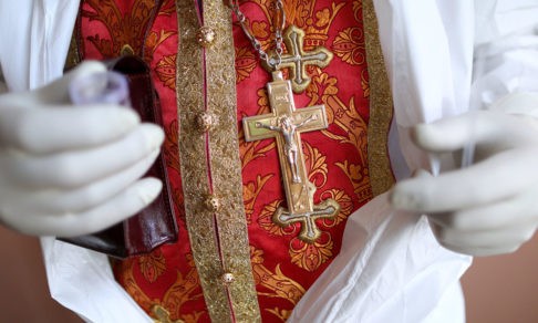 Как священник на кислороде двух корейцев крестил