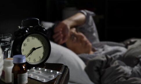 Почему ковид мешает спать? Врач-сомнолог — о бессоннице и бесполезных снотворных