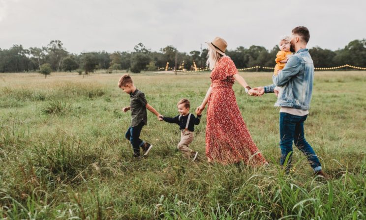 Их семье завидовали — красивые, счастливые, с детьми. Но впервые они встретились на кладбище