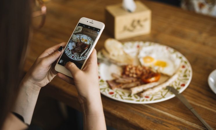 «Зачем еда, если нельзя сделать фото для Instagram?» Как понять, что у меня интернет-зависимость