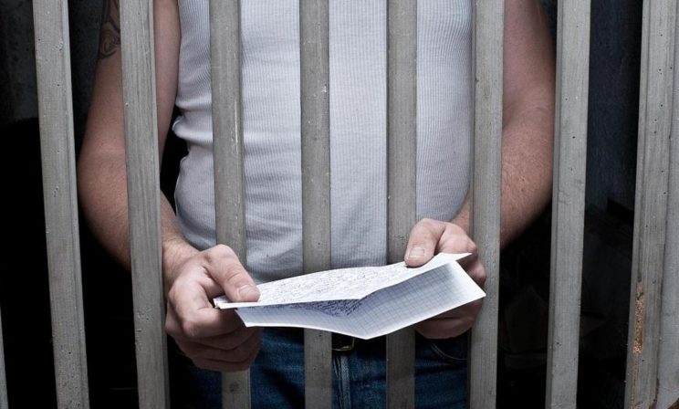 Мамины письма спасли меня в тюрьме. Поэтому я помогаю заключенным общаться с их семьями