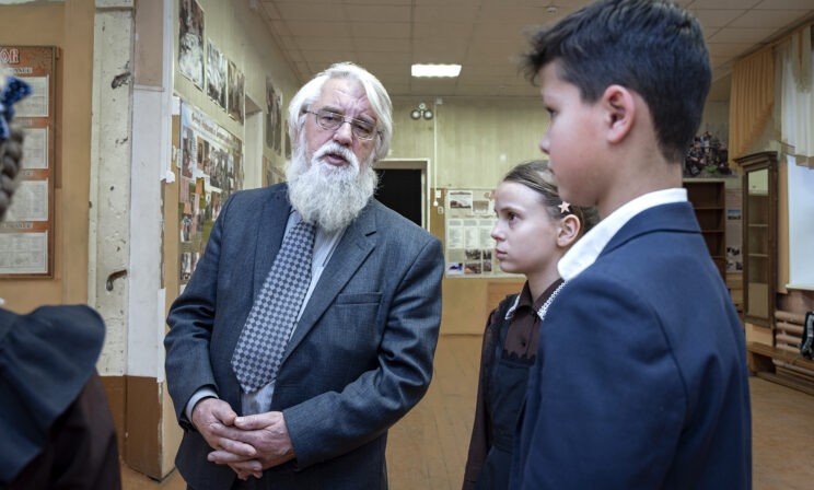 Священник Владимир Мартышин и его школа. Здесь сдают ЕГЭ, изучают «Домострой» и носят советскую форму