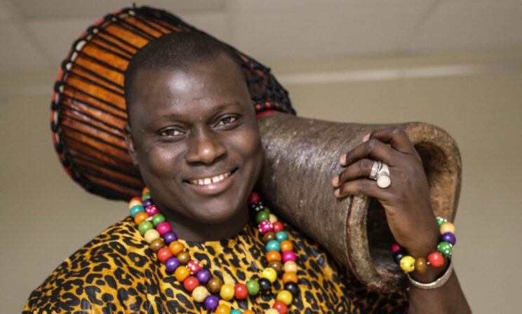 «Могу поругаться, если говорят, что русские — плохие». Как парень из Гамбии помогает людям в Удмуртии