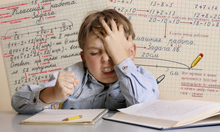 «Четыре клеточки сверху, а между примерами — три». Дети рыдают, а учителя снижают баллы за помарки