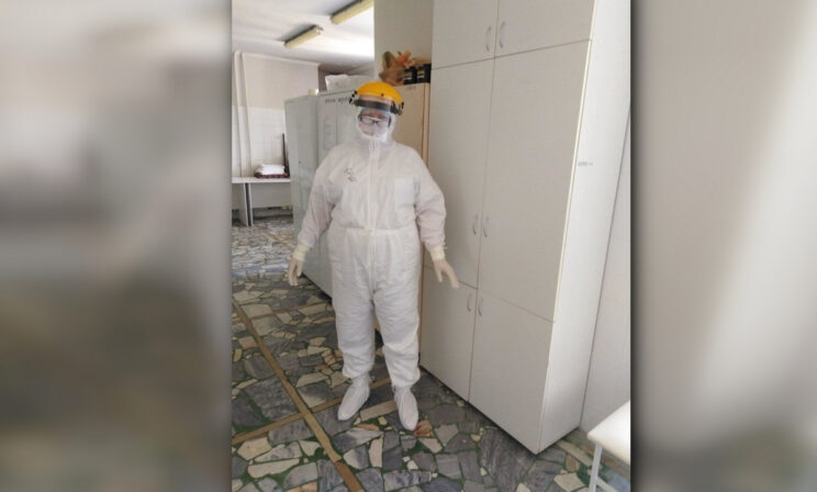 «Мне говорили: ну и зачем тебе это надо?» В 58 лет Елена стала санитаркой ковидного госпиталя