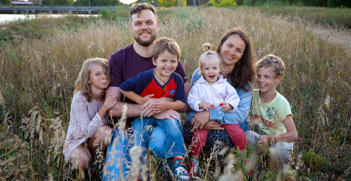 «Детей уложили — давай обои клеить». О чем спорит жена священника и как отдохнуть, пока моешь пол