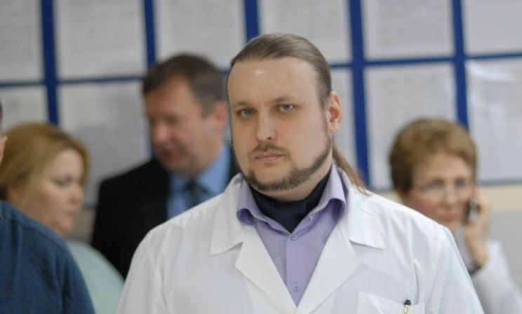 «Скоро к отцу Кириллу отправишься — рожать». Священник и анестезиолог роддома — о работе, любви и потере