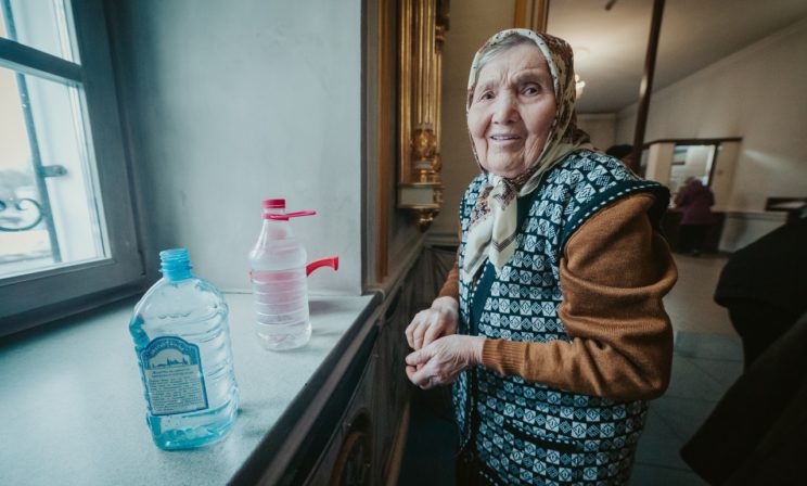 «А давайте я сам вам воды наберу!» Полицейский, бездомный и старушка — в храме на Крещение