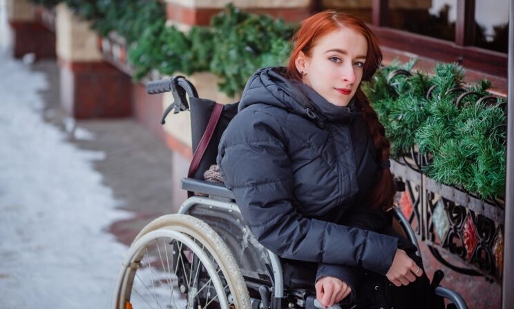 Танцует на коляске, жонглирует огнем. Но как учиться, когда в университете нет лифта?