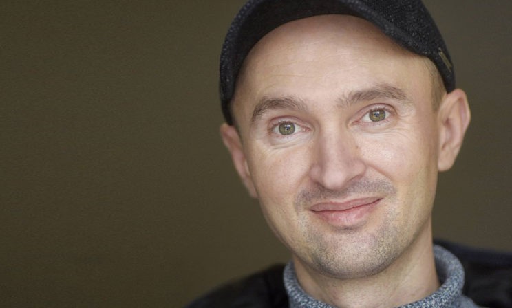 «Я испугалась, что одна останусь, а он все равно приезжал». Николай развез 10 тонн продуктов и стал волонтером года