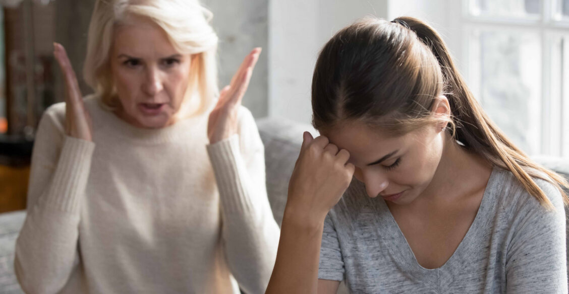 «Причина депрессии – мама». Правда ли, что токсичные родители – проблема с потолка?