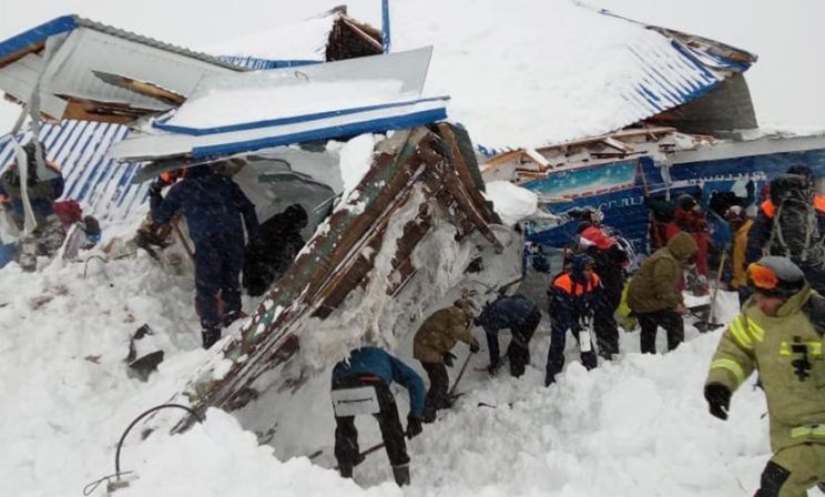 В Карачаево-Черкесии сошла лавина. Под снегом может быть до 20 человек