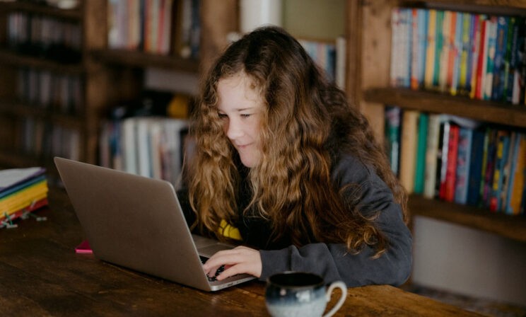 «Внезапно выясняется, что учителя — тоже люди». Дети — о том, что дал им дистант