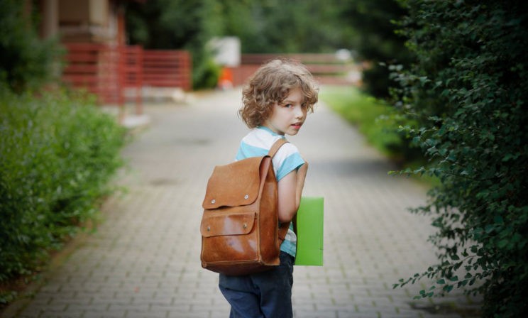 Ребенок идет домой. Что нужно делать, если его преследует незнакомец?