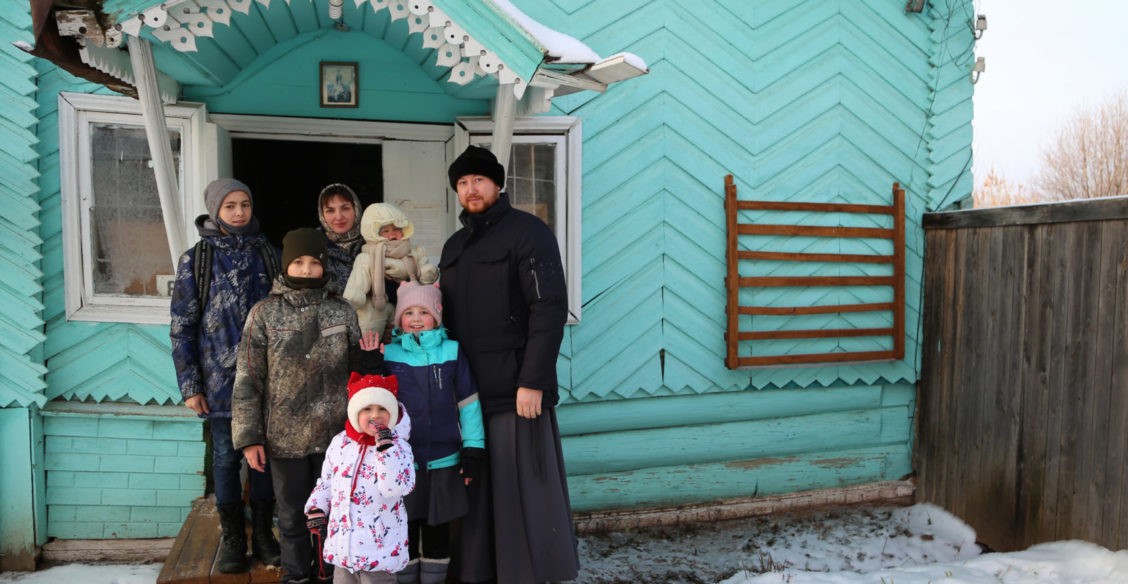 «В Рождество мы споем Ave Maria». Сельский священник служит с 18 лет и любит музыку