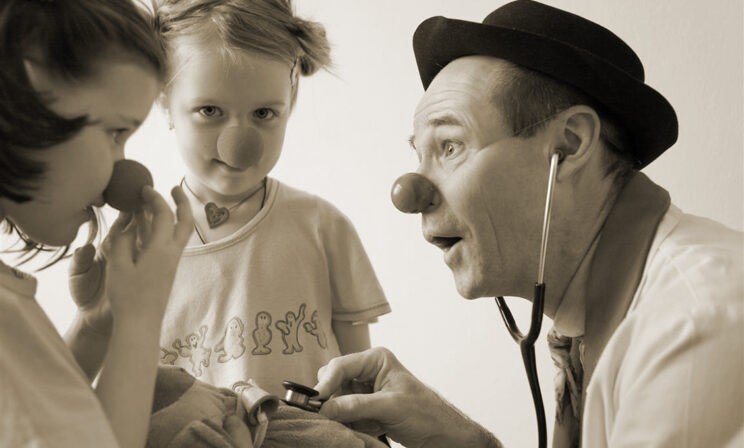 «Я въезжаю в реанимацию на роликовых коньках». Как больничный клоун помогает детям