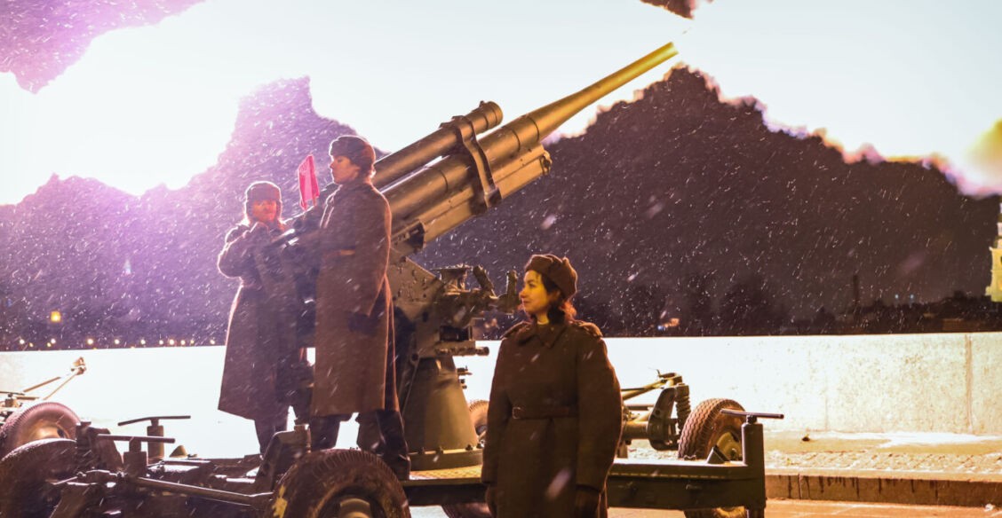 «Моей бабушке в войну было столько же!» Зачем 9 девушек из Петербурга встают к зенитке