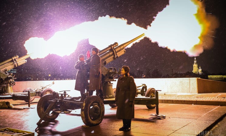 «Моей бабушке в войну было столько же!» Зачем 9 девушек из Петербурга встают к зенитке