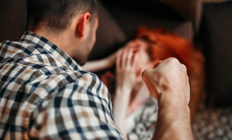 «Все начинается со ссор и ругани». Адвокат и бывший следователь — о статистике по домашнему насилию