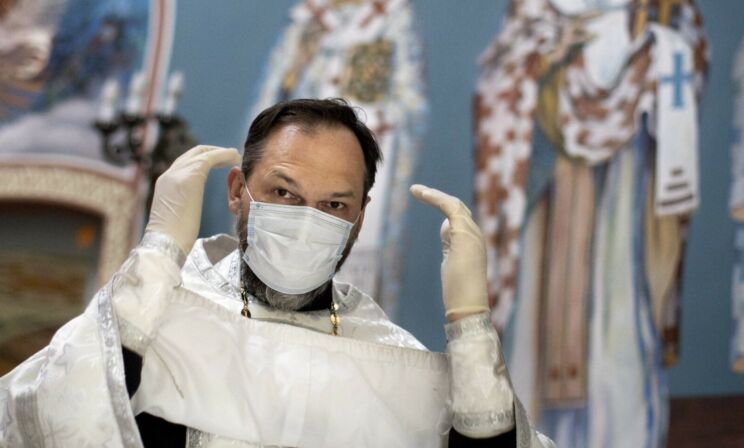 Священник в «красной зоне». Как причастить пациента на ИВЛ и убедить врачей, что ты нужен