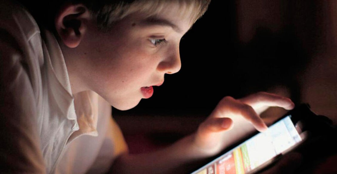 «Сколько разрешать — час, два, четыре?» Что делать, если ребенок вечно в телефоне