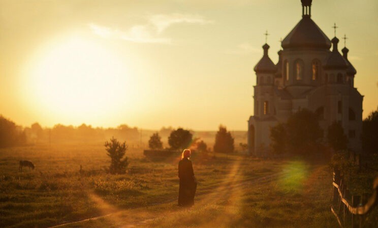 «Помада в вашем возрасте? Это грех!» Как настоятель меня причастия лишил
