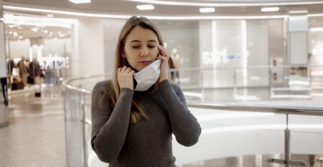 В России смягчают ковидные ограничения. Ждать ли третью волну?