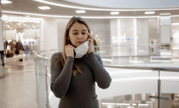 В России смягчают ковидные ограничения. Ждать ли третью волну?