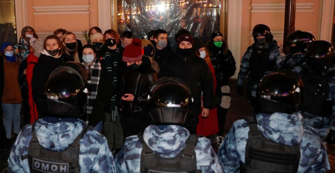 Когда мирных людей лупят дубинками и бьют током