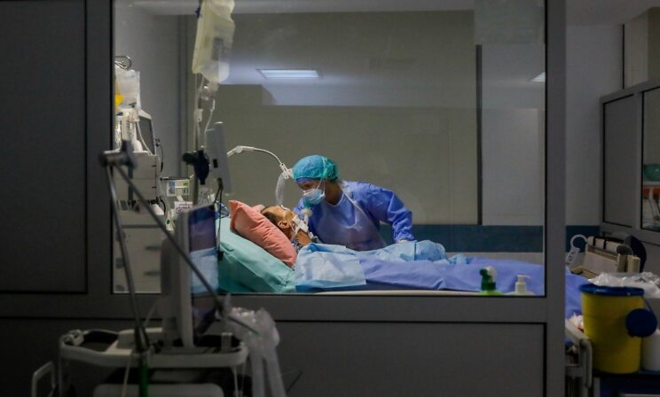 «Ребята, я в вас верю» — в последний раз сказал пациент. И врач ввела трубку ему в трахею