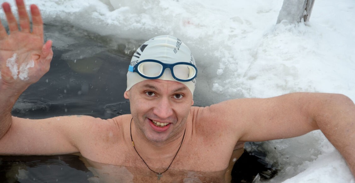 «Переплыл Амурский залив и хочу покорить Ла-Манш». Паралимпиец Виталий Кочнев — о заплывах в ледяной воде