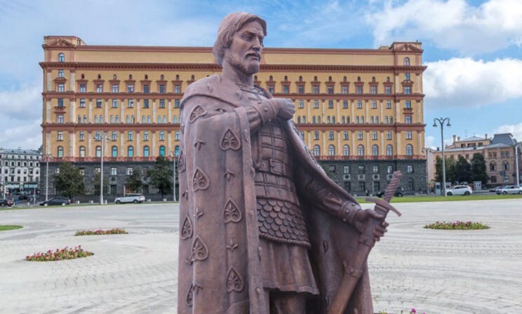 Александр Невский на Лубянке. Из чьих рук КГБ принял меч?