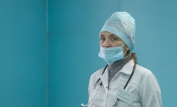 «Спала под крысиный шорох прямо в фельдшерском пункте». Как живет единственный медик в таежной деревне