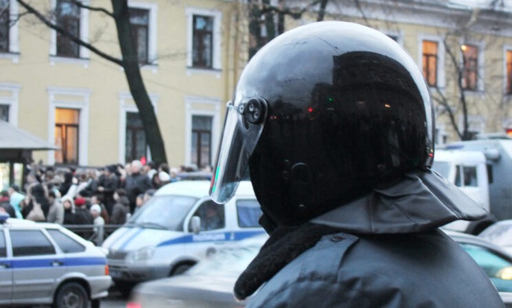 «Тычут в лицо телефон и советуют найти нормальную работу». Сотрудник полиции анонимно и честно — о митингах