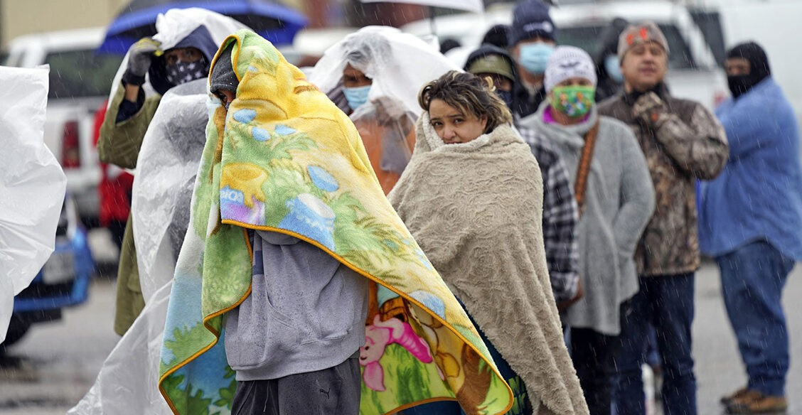 Снежный шторм в Техасе. Люди покупают продукты соседям и зовут их в свои дома