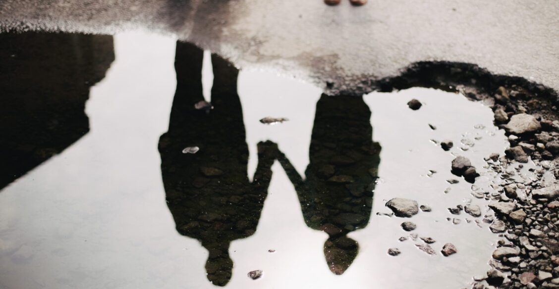 «Красавец и чудовище», — сказала жена. На мужа оборачивались в храме, а она прятала лицо под шарфом