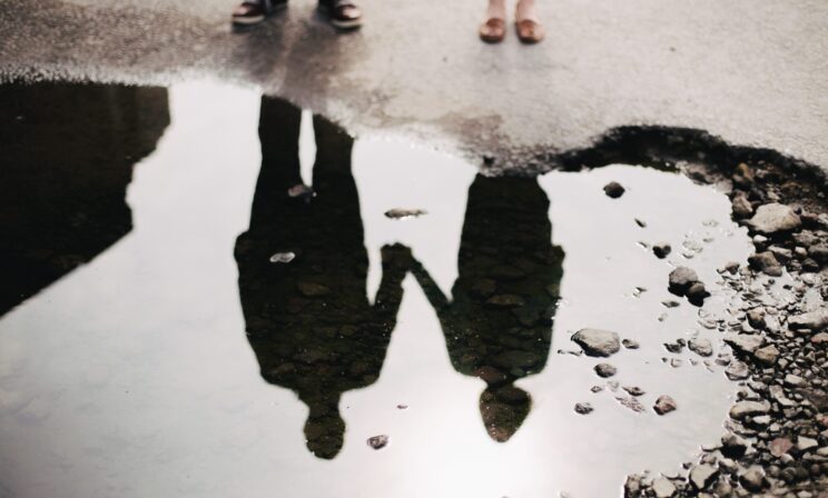 «Красавец и чудовище», — сказала жена. На мужа оборачивались в храме, а она прятала лицо под шарфом