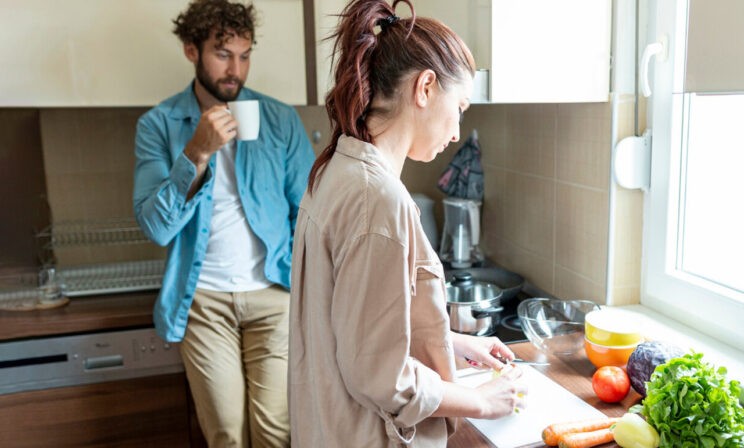 «Ну ты бы сказала, чем помочь по дому». Почему женщина должна просить, а мужчина — догадываться