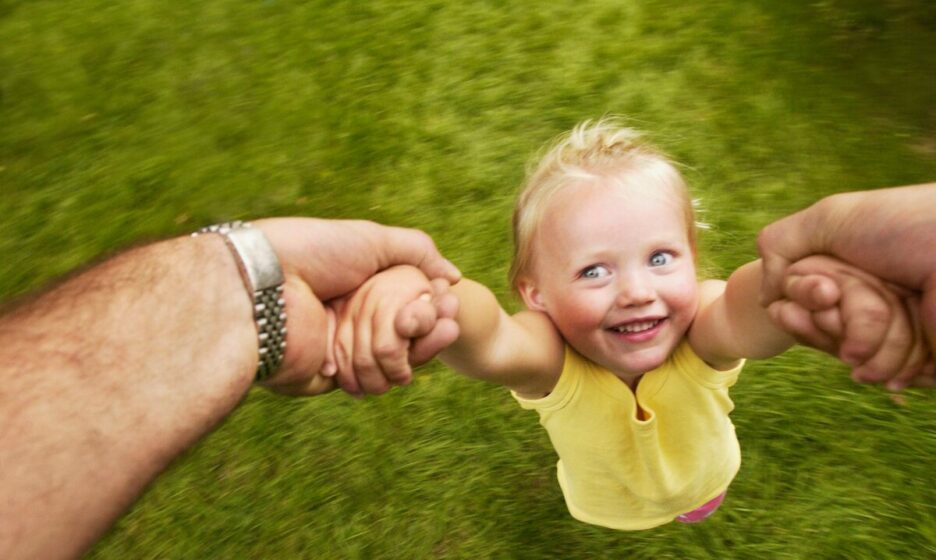 Почему нельзя тянуть ребенка за руку. Отвечает педиатр Сергей Бутрий thumbnail