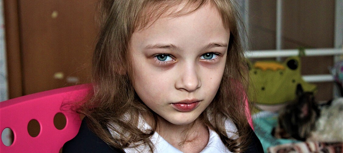 Саше трудно писать — трясутся руки, а в ногах слабость. Врачи до сих пор не знают диагноз