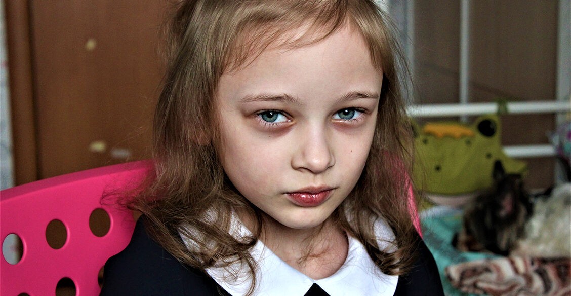 Саше трудно писать — трясутся руки, а в ногах слабость. Врачи до сих пор не знают диагноз