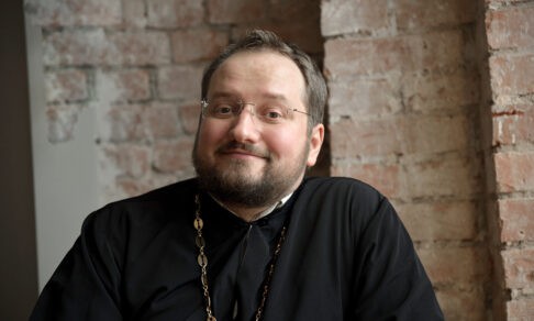 «Что будет с котиком после смерти?» Священник Владислав Береговой — о скорой духовной помощи в интернете