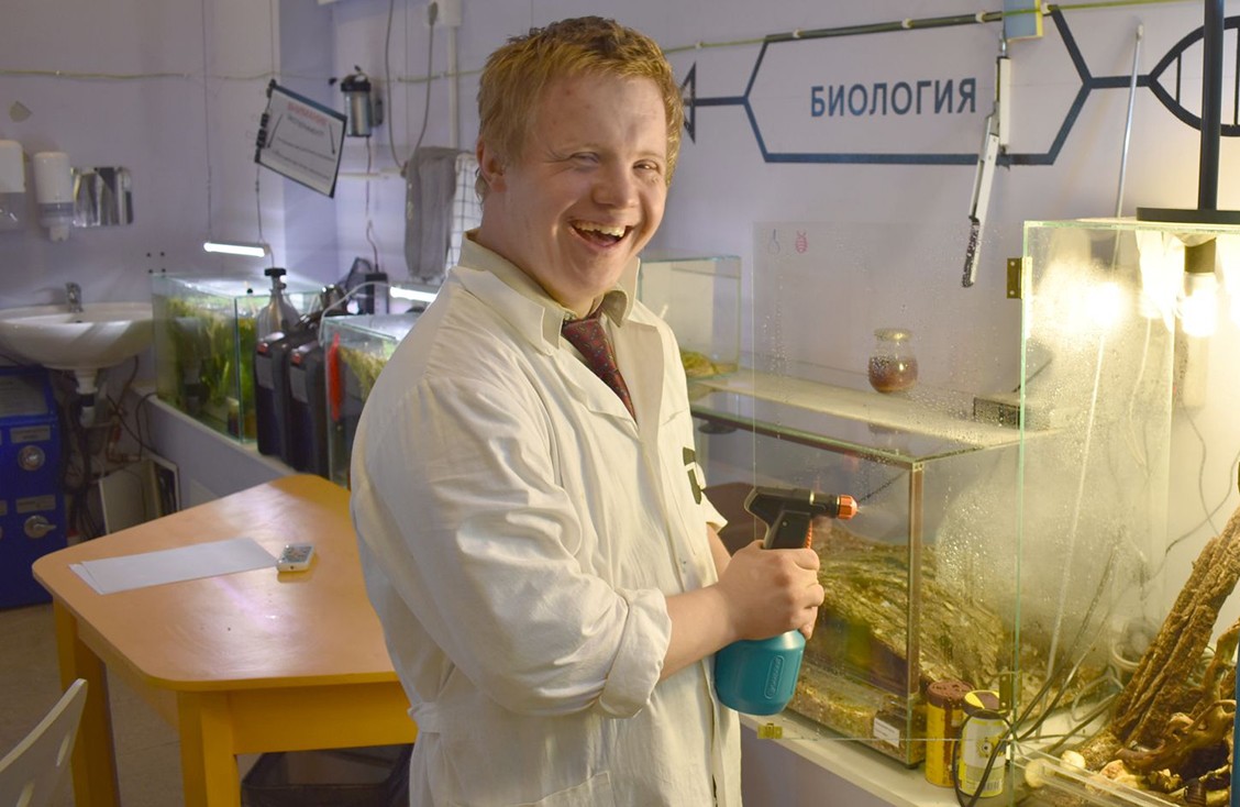 Взрослые люди с синдромом Дауна. Актер, курьер, компьютерный техник ...