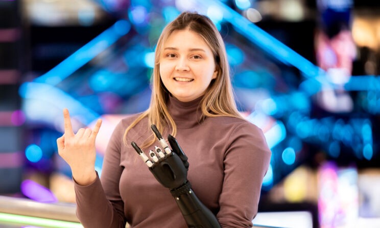 «После ампутации рука всегда со мной — это сжатый кулак». Как Люба пережила рак и травлю