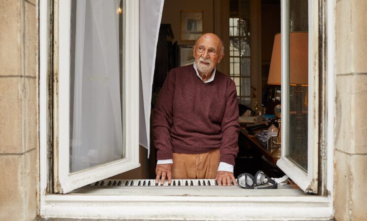 «Я спрыгнул с поезда, который ехал в Освенцим». Симон Гроновски выжил в войну, а теперь поддерживает соседей