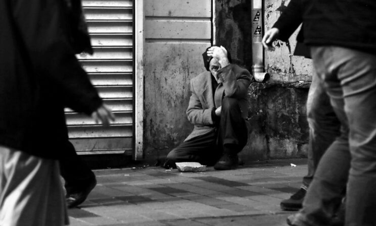 Бездомного забили до смерти за то, что спал в подъезде. Его звали Сергей