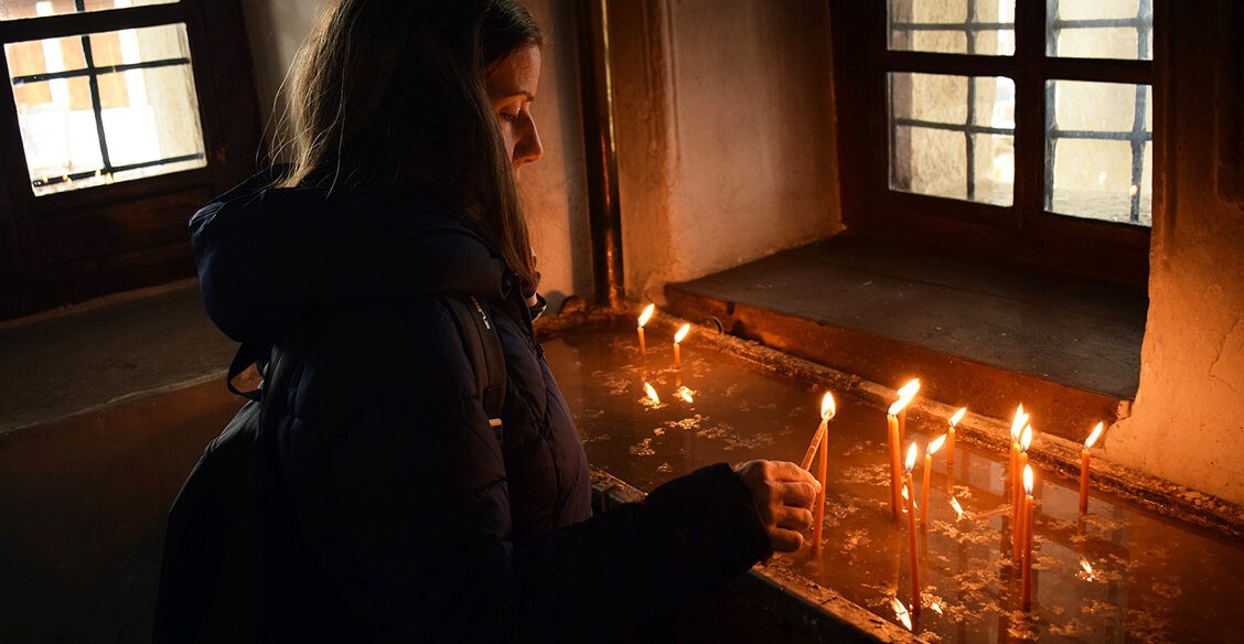 Муж и три дочери погибли в автокатастрофе. Но я общаюсь с ними в храме — как с живыми